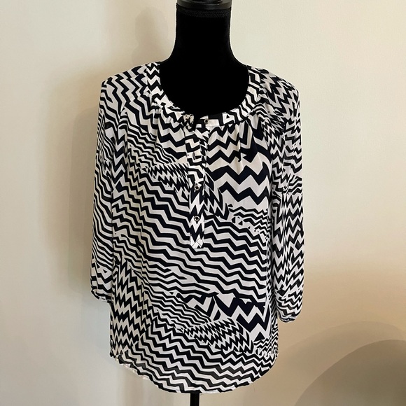Banana Republic Tops - Banana Republic Navy White Chevron Blouse Size Small NEW